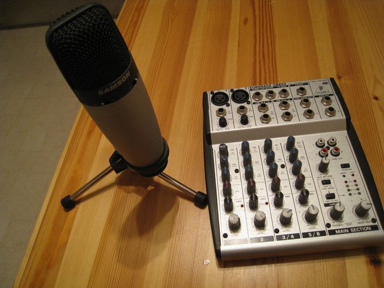 Samson C03 Multi Pattern Condenser Microphone Behringer EURORACK UB802